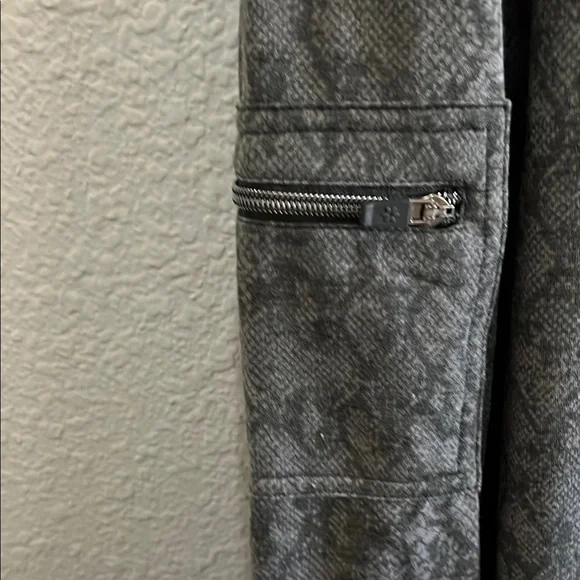 Nine West Grey Snake Print Sweatshirt Size 1X NWT - Picture 4 of 5